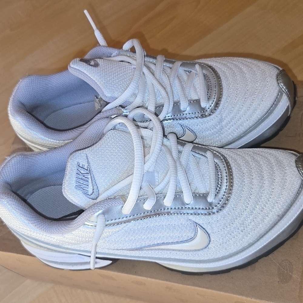 EUC Womens Nike Sneakers